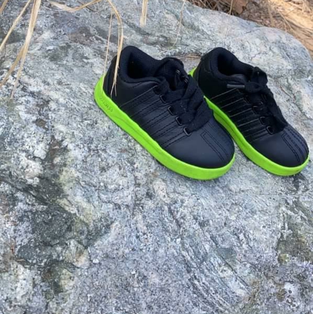KIDS SIZE 6  toddler K-SWISS CLASSIC BLACK /  GREEN